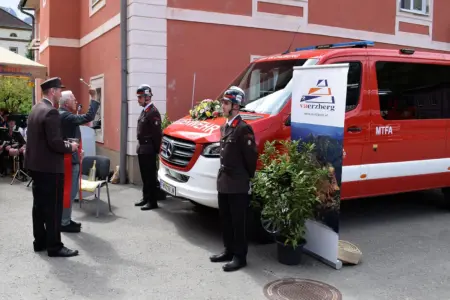 Eisenerz: Einsatzfahrzeug gesegnet Ein Diakon segnet ein Feuerwehrauto.