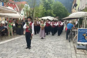 Ein Kapellmeister steht vor einer Musikkapelle.