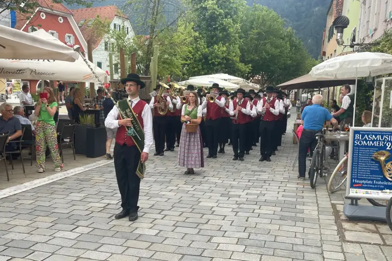Frohnleiten: Start in den Blasmusiksommer Ein Kapellmeister steht vor einer Musikkapelle.