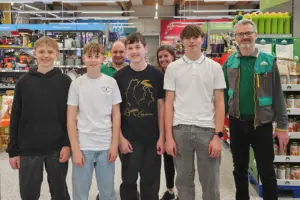 Schüler gemeinsam mit Mitarbeitern des Lagerhauses in Frohnleiten.