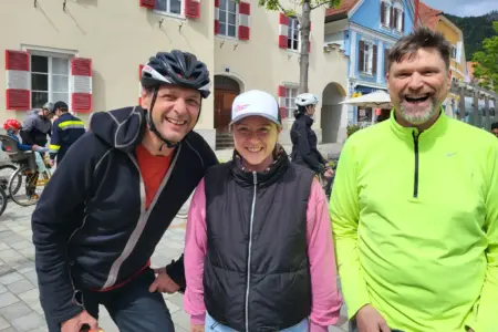 Eine Frau und zwei Männer in Sportkleidung.
