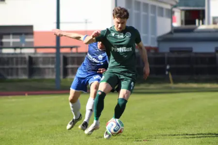 Wieder wichtige Punkte für Bruck und Leoben Zwei Fußballer kämpfen um den Ball.