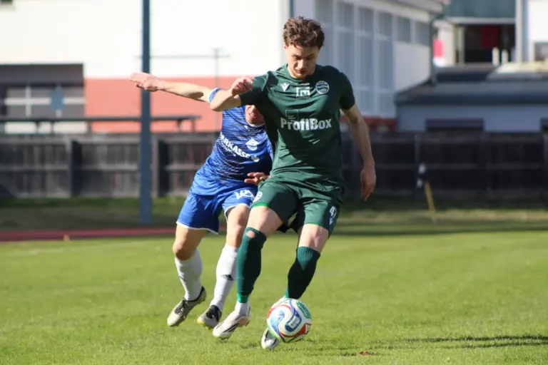 Wieder wichtige Punkte für Bruck und Leoben Zwei Fußballer kämpfen um den Ball.