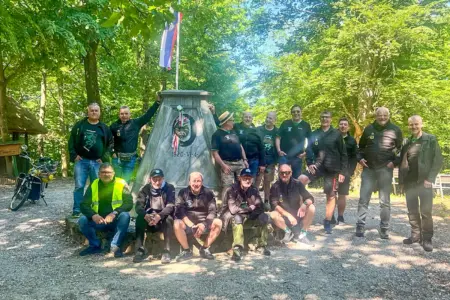 Mopedausflug der Puchfreunde Kalwang ins Burgenland Eine Gruppe von Männern bei einem Denkmal.