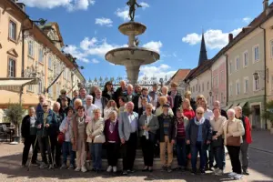 SPÖ Kammern: Ausflug nach Ost- und Südtirol Eine Reisegruppe vor einem Denkmal.