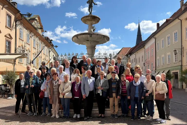 SPÖ Kammern: Ausflug nach Ost- und Südtirol Eine Reisegruppe vor einem Denkmal.