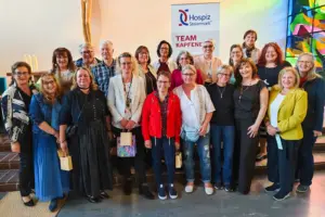 Hospiz-Zertifikate in Kapfenberg verliehen Eine große Gruppe von Personen steht vor einer Wand