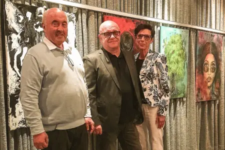 Ausstellung beim Filmklub Kapfenberg Zwei Männer und eine Frau stehen vor einer Wand mit Bildern