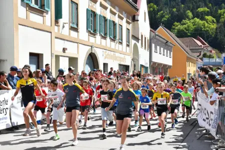Kinder und Jugendliche beim Stadatlauf in Kapfenberg.