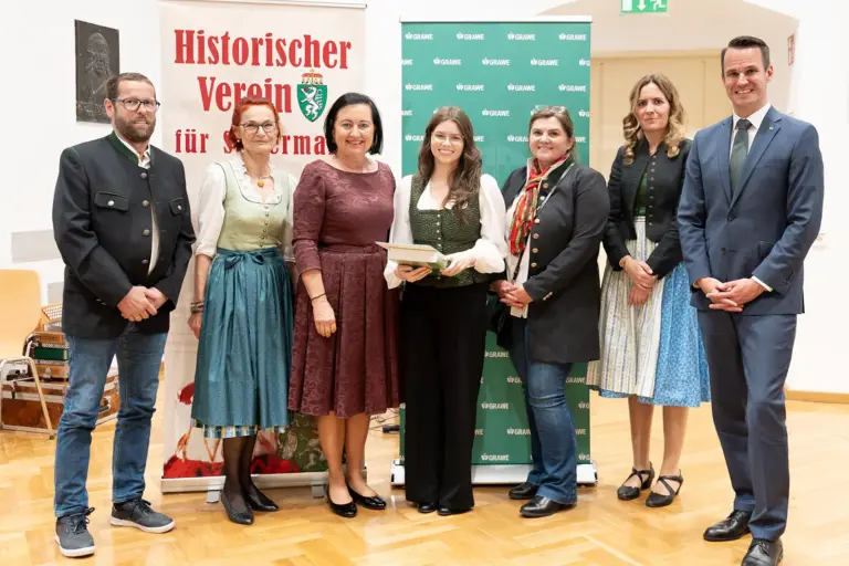 Eine Gruppe von Personen bei einer Preisverleihung