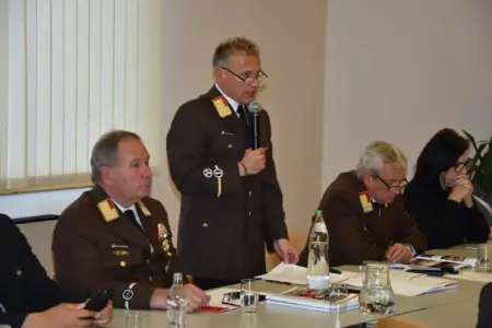 Mürztaler Feuerwehren zogen Jahresbilanz Ein Mann in Uniform spricht vor weiteren Uniformierten in ein Mikrofon