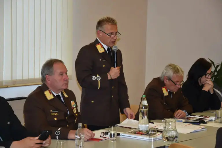Mürztaler Feuerwehren zogen Jahresbilanz Ein Mann in Uniform spricht vor weiteren Uniformierten in ein Mikrofon