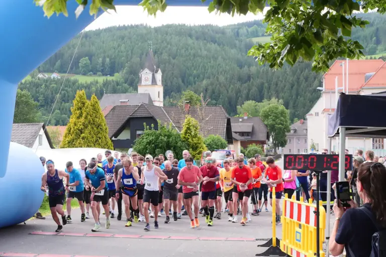 Langenwang lädt zum Erlebnislauf Eine Gruppe von Läufern bei einem Wettbewerb.