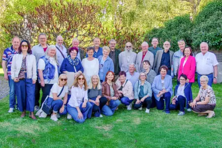 Klassentreffen nach 50 Jahren in Langenwang Eine große Gruppe älterer Menschen steht auf einer Wiese