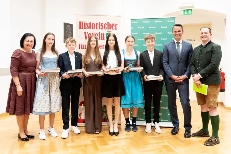 Sechs Jugendliche und drei Erwachsene bei einer Preisverleihung