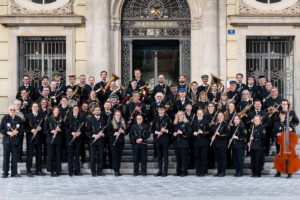 Eine Musikkapelle in schwarzer Bergmannskleidung.