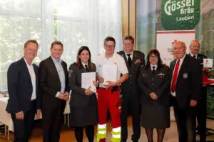 Rotkreuz-Bezirk Leoben zog Jahresbilanz Mehrere Personen, zum Teil in Uniform, präsentieren Urkunden