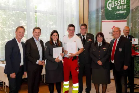 Rotkreuz-Bezirk Leoben zog Jahresbilanz Mehrere Personen, zum Teil in Uniform, präsentieren Urkunden