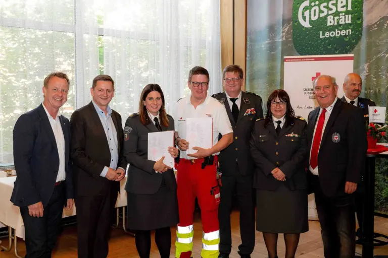Rotkreuz-Bezirk Leoben zog Jahresbilanz Mehrere Personen, zum Teil in Uniform, präsentieren Urkunden