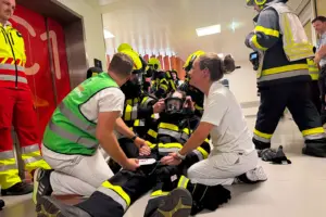 Vertreter mehrere Einsatzorganisationen agieren in einem Flur
