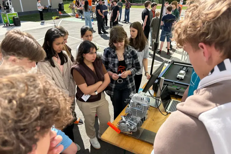 Leoben: Einblick in die FH-Programme Schülerinnen und Schüler vor einem technischen Gerät