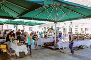 Marktstände auf dem Hauptplatz in Leoben.