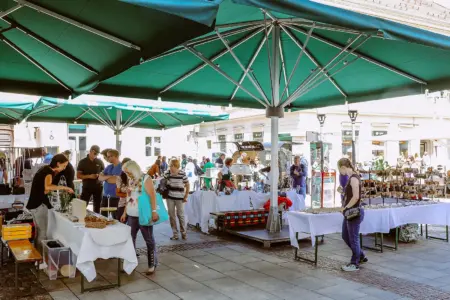 Marktstände auf dem Hauptplatz in Leoben.