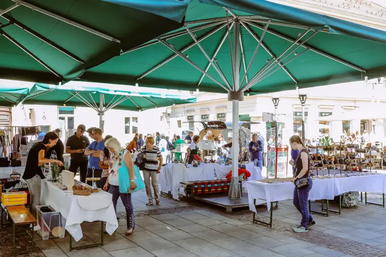 Marktstände auf dem Hauptplatz in Leoben.