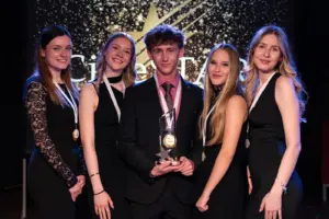 Filmpreis für Leobener Schüler Vier junge Damen und ein junger Mann mit Medaillen.