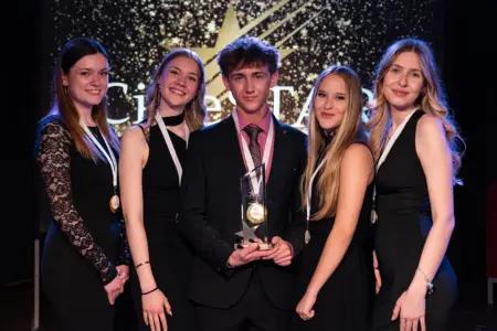 Filmpreis für Leobener Schüler Vier junge Damen und ein junger Mann mit Medaillen.