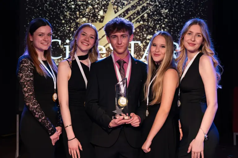 Filmpreis für Leobener Schüler Vier junge Damen und ein junger Mann mit Medaillen.
