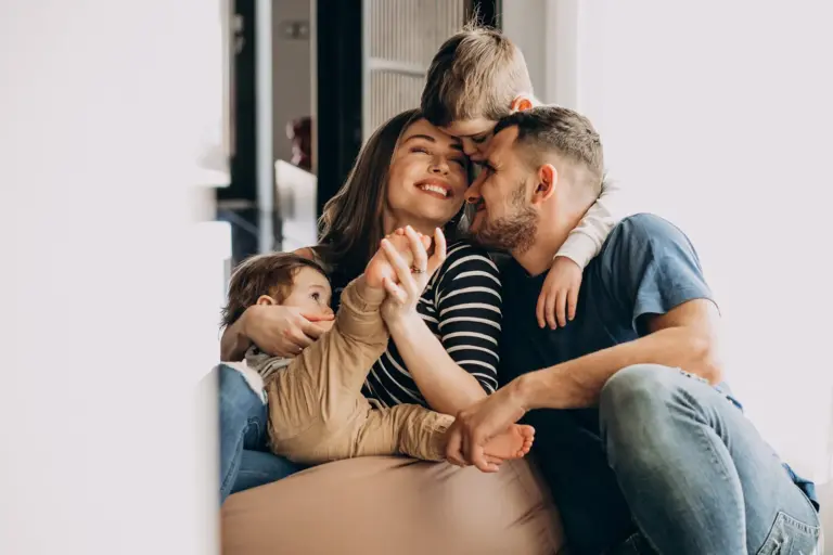 Eine Familie mit zwei kleinen Kindern albert herum