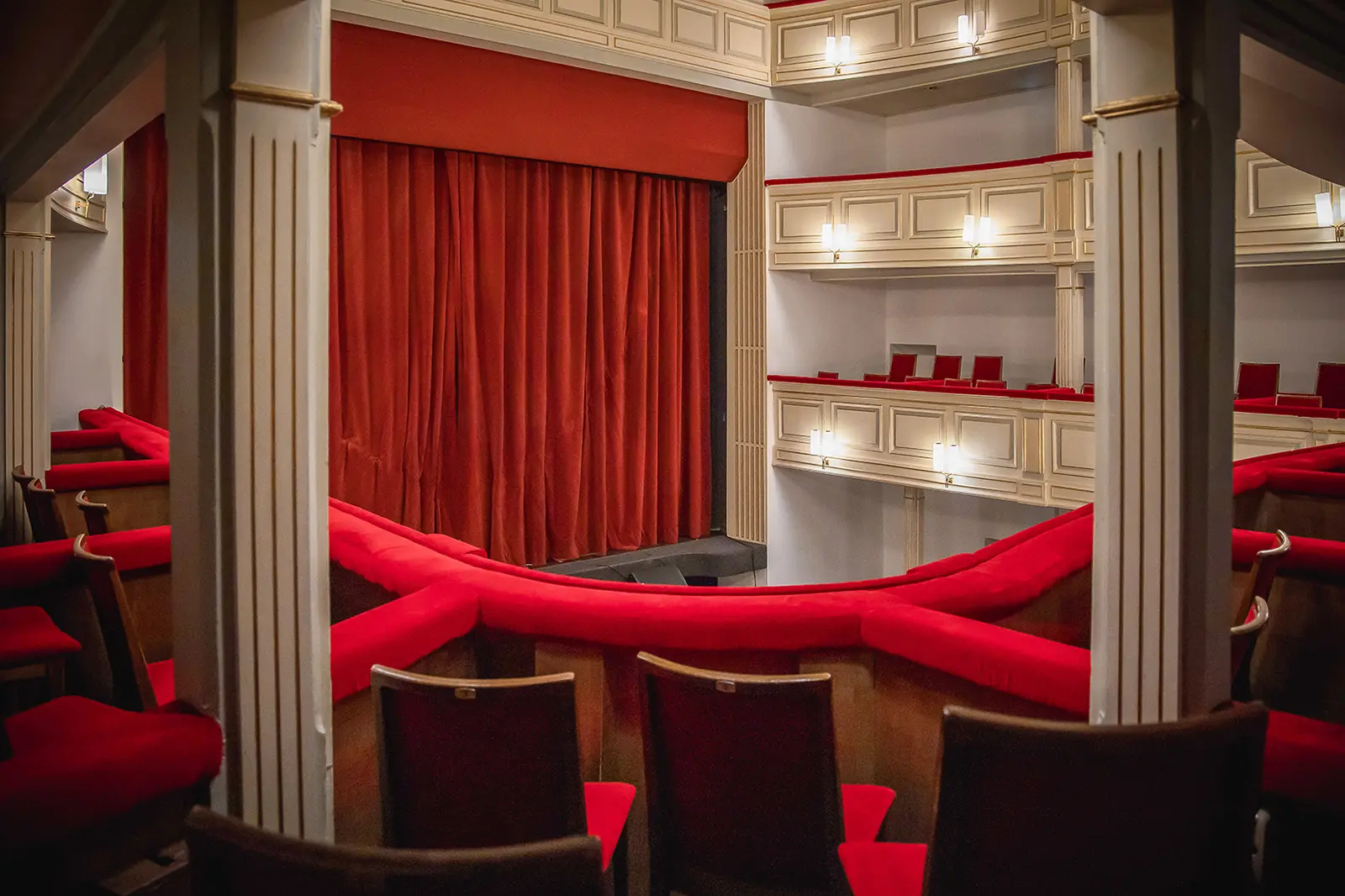 Ein Blick von einer Theaterloge aus auf eine Bühne