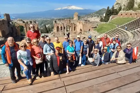 Obersteirer auf Tour durch Sizilien Eine Gruppe von Personen in einem alten Ampitheater