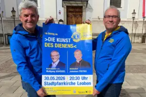Über die Kunst des Dienens Zwei Männer in blauen Jacken halten ein Plakat