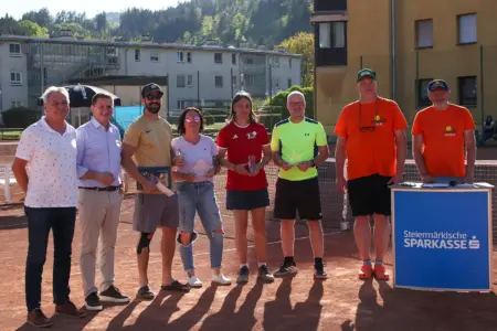 Leobener Tennis-Stadtmeister gekürt Menschen bei einer Siegerehrung auf einem Tennisplatz.
