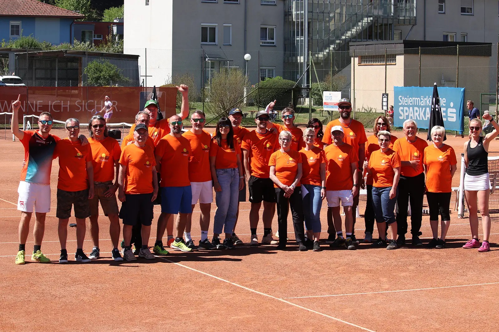 Tennisspieler auf einem Tennisplatz.