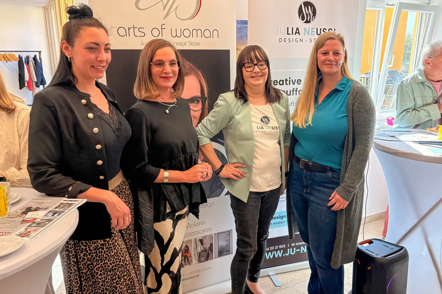 Wirtschaftsfrühstück in Leoben Vier Frauen stehen an Stehtischen