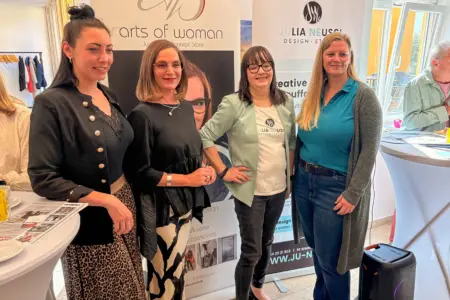 Wirtschaftsfrühstück in Leoben Vier Frauen stehen an Stehtischen