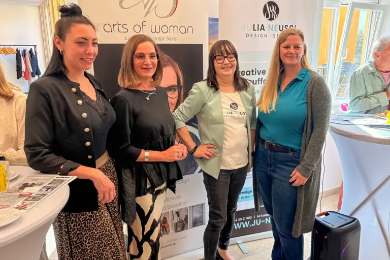 Wirtschaftsfrühstück in Leoben Vier Frauen stehen an Stehtischen