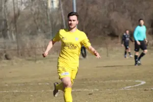 Ein laufender Fußballer.