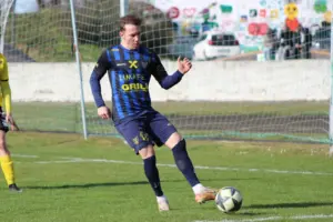 Ein Fußballer und ein Ball.
