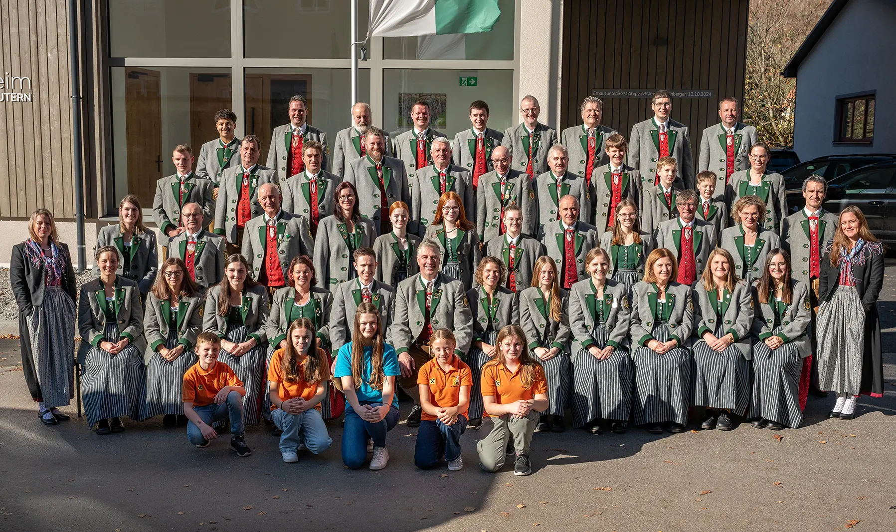 Eine großen Gruppe von Personen in einheitlicher Tracht