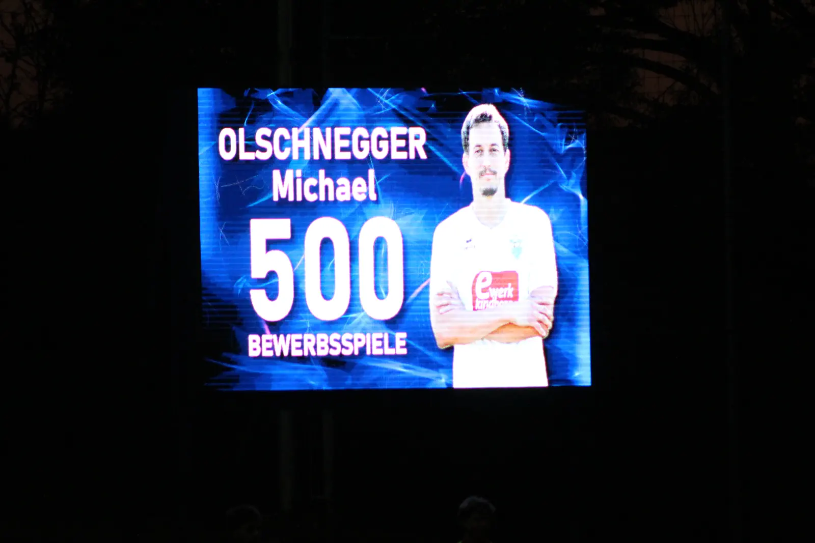 Ein Fußballer auf der Anzeigetafel.