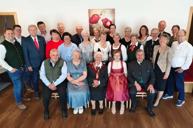 Eine Gruppe von Menschen bei einer Gratulationsfeier.