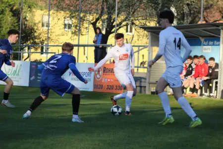 Drei Fußballer und ein Ball.