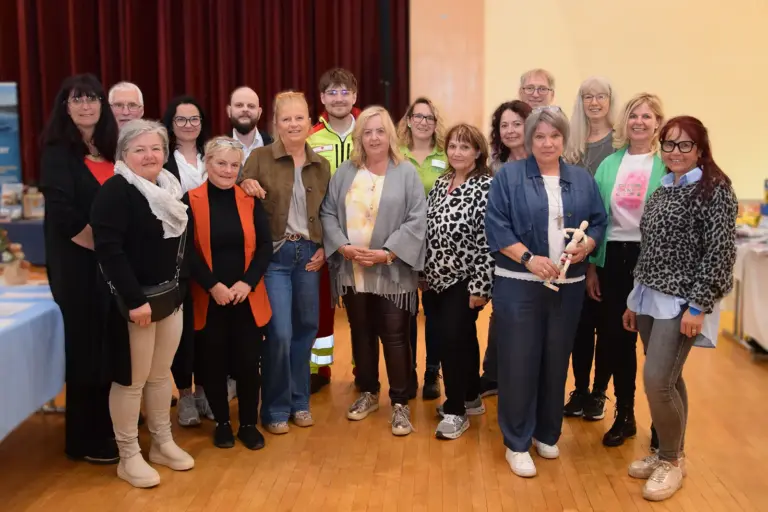 Erster Niklasdorfer Power-Gesundheitstag Eine Gruppe von Personen in einem großen Raum