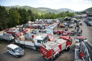 Ein großer Platz mit vielen Autos