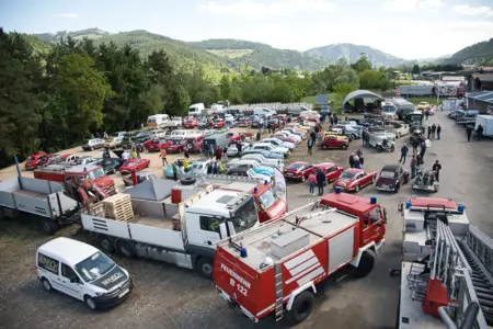 Niklasdorf: Oldtimertreffen zum Jubiläum Ein großer Platz mit vielen Autos