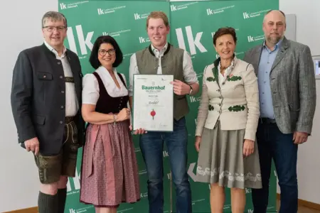 Bauernhöfe aus der Region gewürdigt Drei Männer und zwei Frauen zeigen eine Urkunde